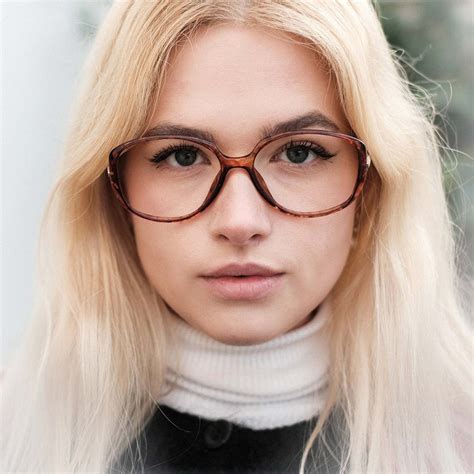 Choosing the best glasses for blonde hair